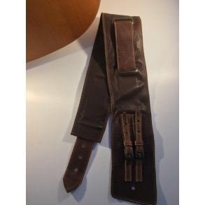 H�ndlavet guitar rem i slidt st�vet skind. Et Unika produkt.
