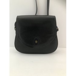 Etienne Aigner Vintage Skuldertaske i sort Kalveskind i lidt buet facon.