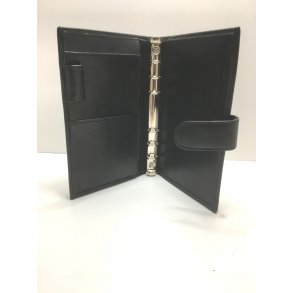 Lille kalender / notesbog i sort skind.