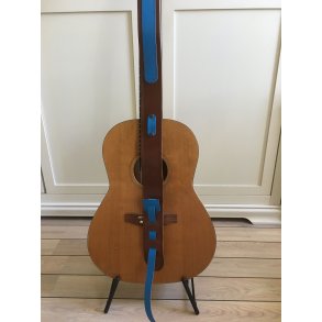 Guitarrem i brun og knaldblt kernelder