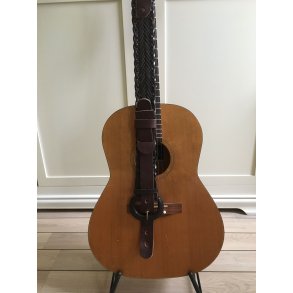 Guitar rem i �gte l�der med flet.