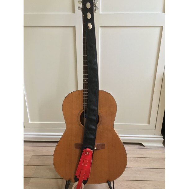 Guitar rem i sort PU med rdt kernelder. Unika