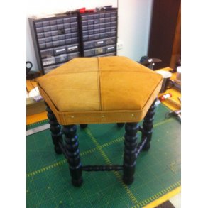 Billede11: Skammel istandsat og monteret med lder i stedet for slidt broderi