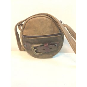 Sej: rund taske i stvet slidt skind med spnde og lderrem.