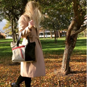 billede 3: Anne posere ude i naturen med Taske fremstillet af genanvendt skind