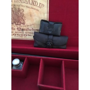 Billede 9 : Billede af gevretui indvendigt. S Smukt skind arbejde.