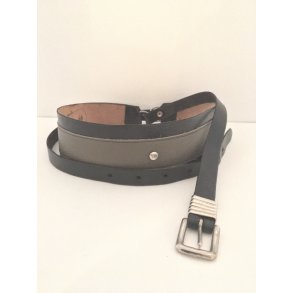 Redesign blte i sort & grt skind : Lngde 155 cm. Beregnet til at vikles rundt om livet