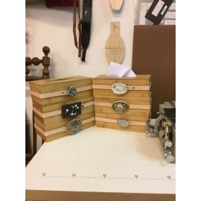 Billede 5: Bambus kasser med lderrem pmonteret plus spnder fra gamle blter