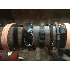 Billede13: Blter der hnger p Egetrs bjlke i gammel hestestald: Svenstrup Gods julemarked