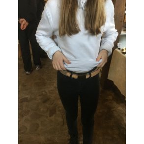 Billede 8 : Ung pige prver et af mine blter: hun kbte det selvflgelig.