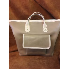 Rejse skindtaske med kernelder bestning i natur.