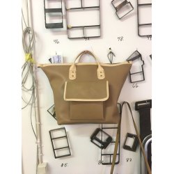 Rejse skindtaske med kernelder bestning i natur.