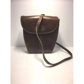 Trekantet Vintage taske i kraftigt brunt kalveskind med en smuk patina.