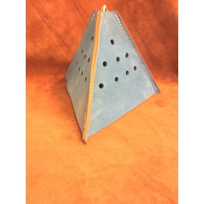 Billede 20; Pyramide; god energi og beregnet til kuglepenne mm. Man har vel lov til at lege?