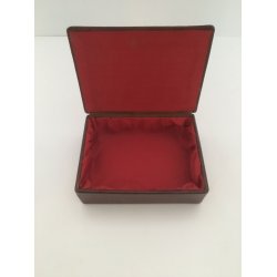 Smuk Vintage boks i prget lder med rdt foer indvendigt