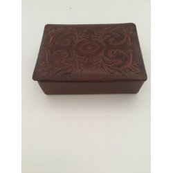 Smuk Vintage boks i prget lder med rdt foer indvendigt