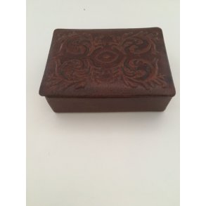 Smuk Vintage boks i prget lder med rdt foer indvendigt