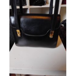 Klassisk Gucci i sort kalveskind med hardware i guld.