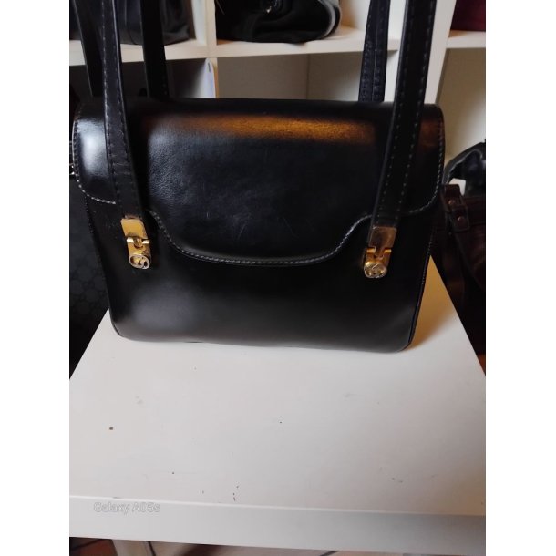 Klassisk Gucci i sort kalveskind med hardware i guld.