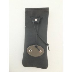 Pipepose i skind med l�dersnor.