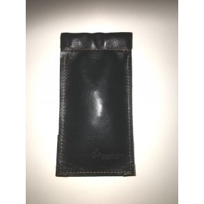 Etui i skind med klemfjeder til pibe.
